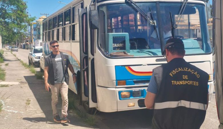 Fiscalização coíbe entrada de veículo de turismo irregular em Rio das Ostras