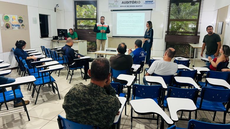 Rio das Ostras reúne empresários responsáveis pela coleta de resíduos sólidos para ordenar o serviço