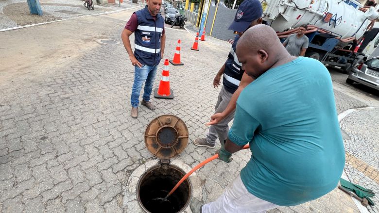 Rio das Ostras vistoria redes de drenagem e combate esgoto clandestino nas Orlas