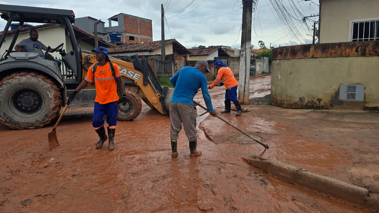 Equipes da Prefeitura de Rio das Ostras seguem nas ruas reduzindo estragos das chuvas e prevenindo novos alagamentos