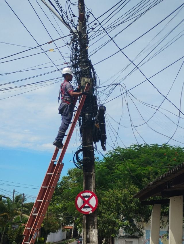 Rio das Ostras inicia operação para retirar fios obsoletos de postes 