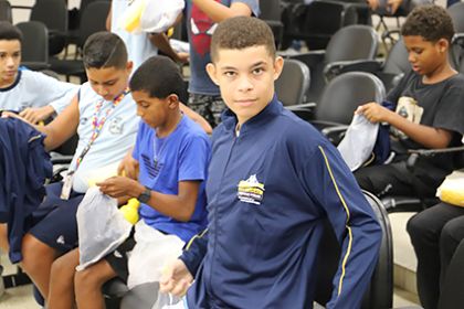 Prefeitura de Rio das Ostras começa entrega de uniformes escolares