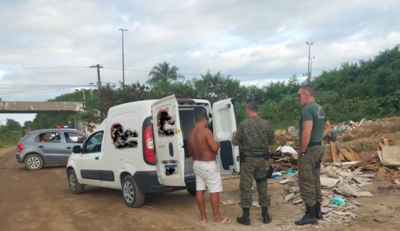Guarda Ambiental flagra novo descarte irregular de entulho e apreende veículo em Rio das Ostras