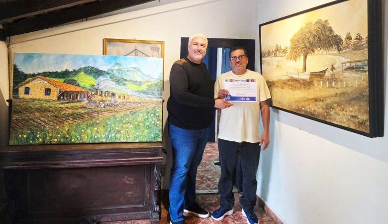 Froc entrega certificados para expositores da Casa de Cultura