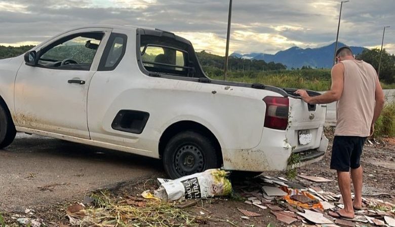 Guarda Ambiental flagra descarte irregular de entulho e apreende veículo em Rio das Ostras