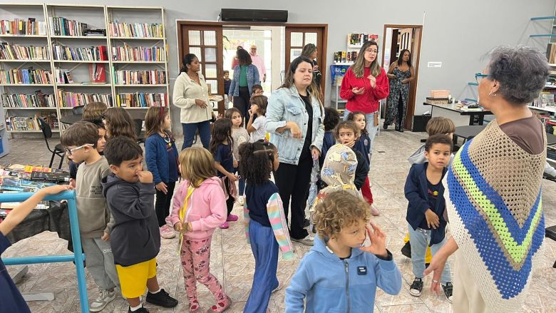 Teatro Municipal e Biblioteca Pública de Rio das Ostras recebem a visita de alunos macaenses