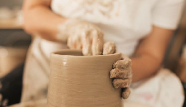 Fundação Rio das Ostras de Cultura lança editais para curso de cerâmica e mentoria artística