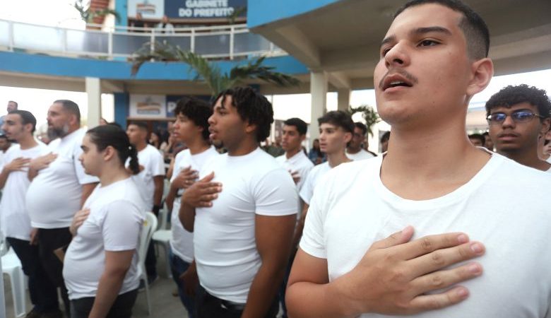 Prefeito de Rio das Ostras preside cerimônia de juramento à bandeira