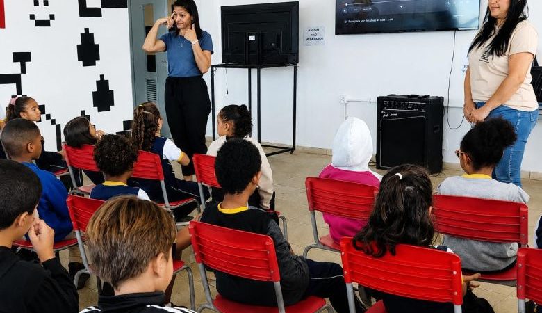 Maio Laranja leva conscientização a alunos em Rio das Ostras