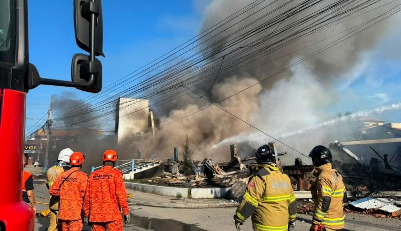 Bombeiros combatem incêndio no almoxarifado da Secretaria de Saúde de Rio das Ostras