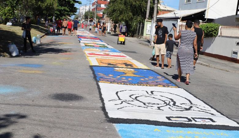 Rio das Ostras celebra Corpus Christi com tapete de sal, missa e show
