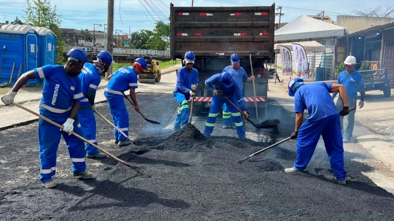 Rio das Ostras executa manutenção da malha viária em diversos pontos