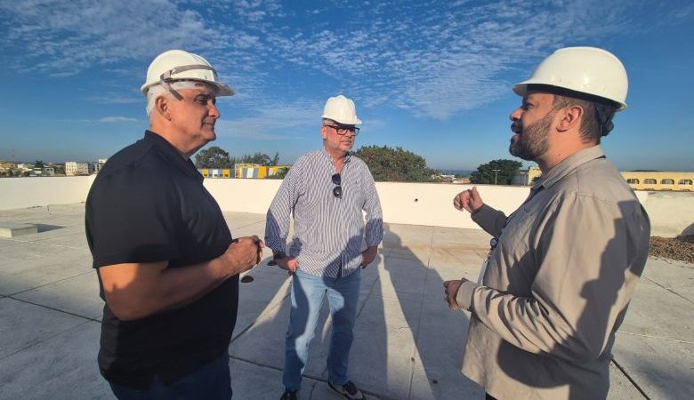 Prefeito de Rio das Ostras visita obras do Centro Integrado Sesc Senac