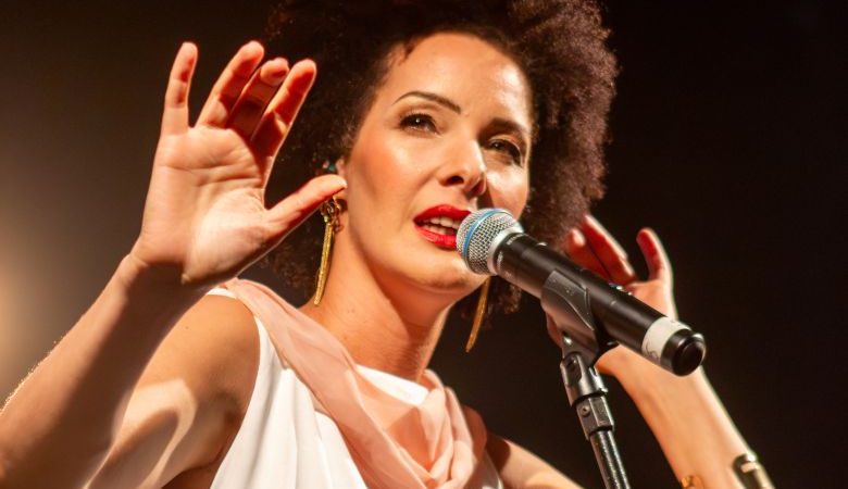 Após lotar teatros em Campos e Macaé, Daniele Souza apresenta “Entre Brumas e Sol” neste domingo em Rio das Ostras