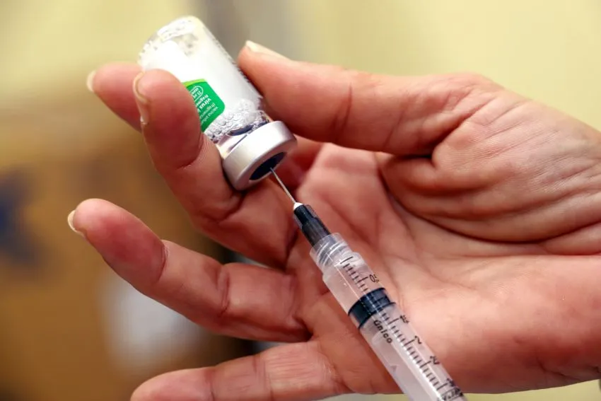 Rio das Ostras convoca população a partir de 18 anos para receber Pfizer Bivalente contra a Covid-19