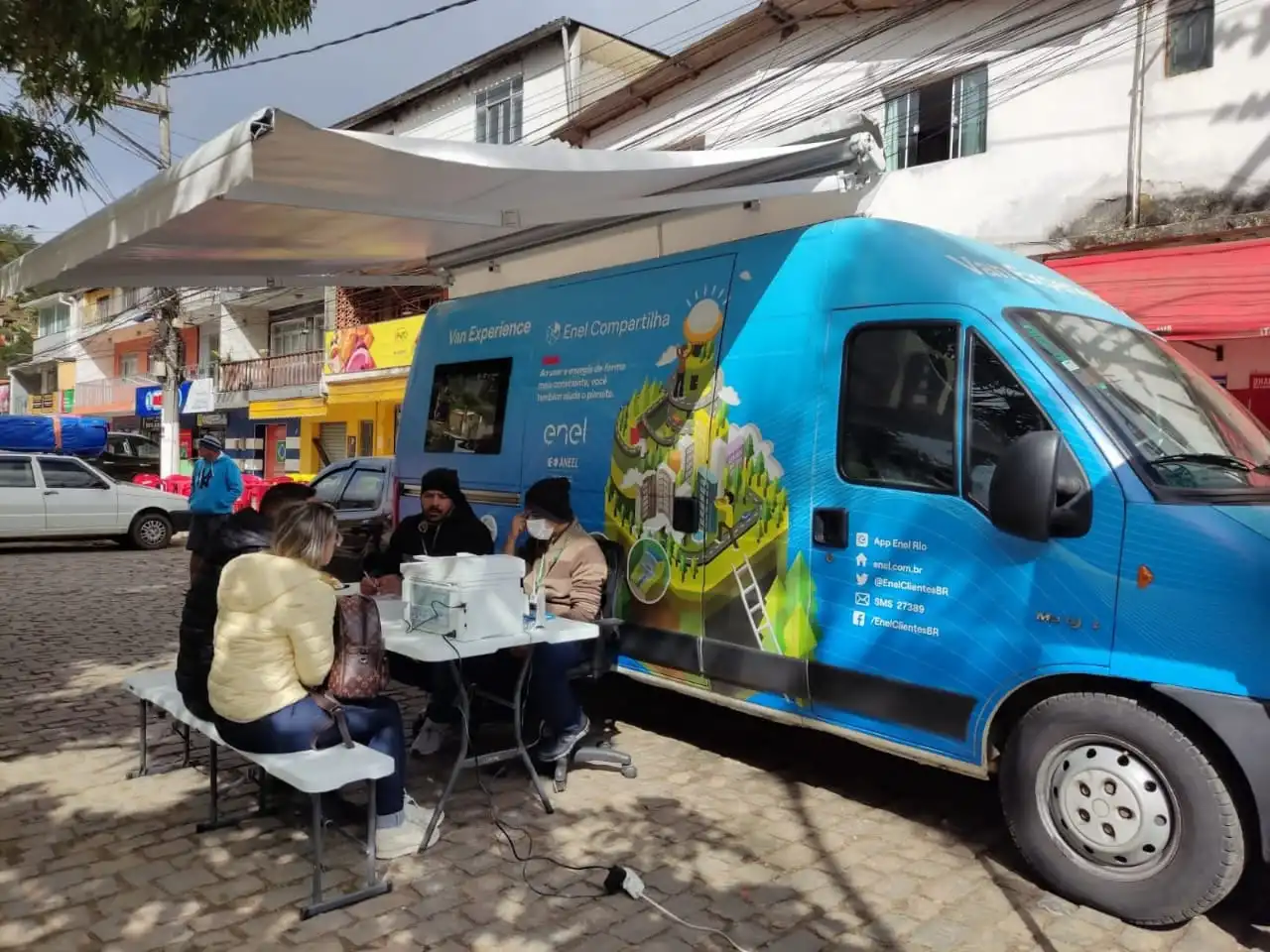 Moradores de Cantagalo recebem atendimento da Enel nesta quarta, dia 30