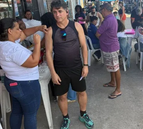 Vigilância vacina mais de 300 pessoas nas feiras-livres em Rio das Ostras