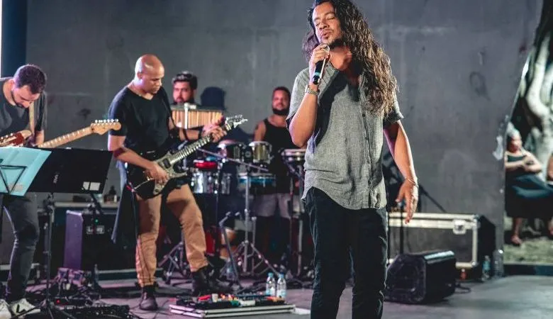 Rodrigo Pontes celebra a arte e a vida em “Ao Vivo e a Cores” no Teatro Municipal Joel Barcellos, em Rio das Ostras