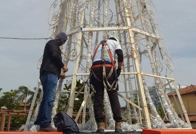Árvores de Natal passam por manutenção após ventos fortes e vandalismo