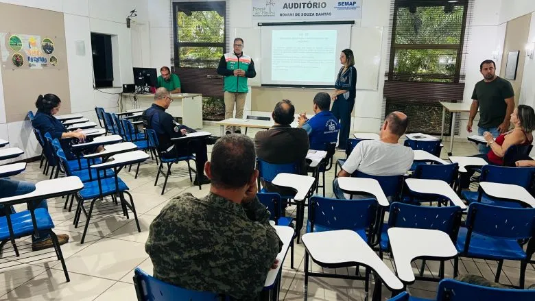 Rio das Ostras reúne empresários responsáveis pela coleta de resíduos sólidos para ordenar o serviço