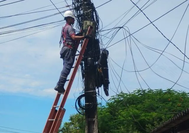 Rio das Ostras inicia operação para retirar fios obsoletos de postes 