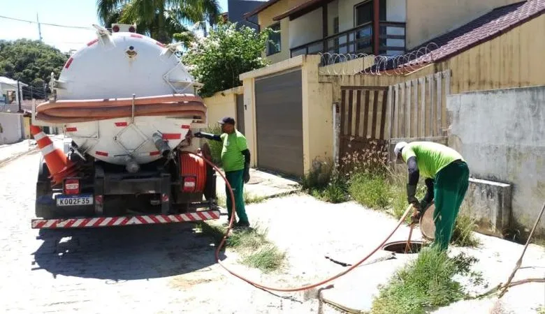 Rio das Ostras intensifica ações de limpeza do sistema de drenagem